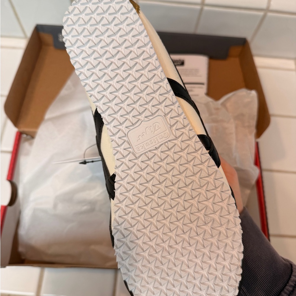 NWT Onitsuka Tiger by Asics Mexico 66 Sneakers Cream with Black Accents - Picture 4 of 6